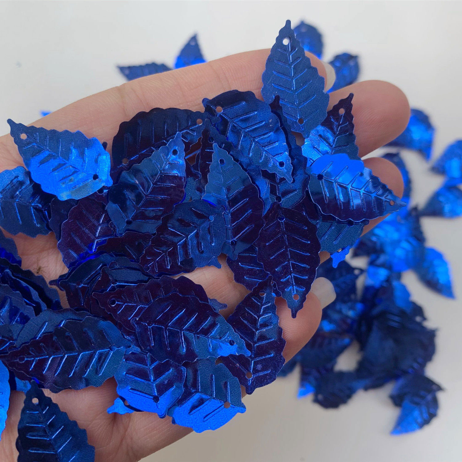 16mm 25mm PVC Leaf Sequins Loo - огляд і ціна Art Craft Cup